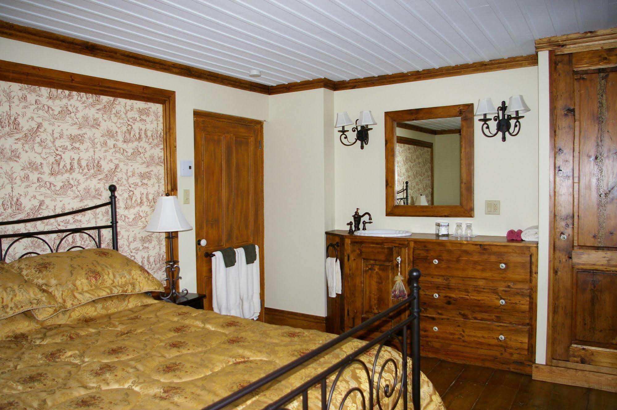 Auberge Du Maitre Forgeron โบเพร ภายนอก รูปภาพ