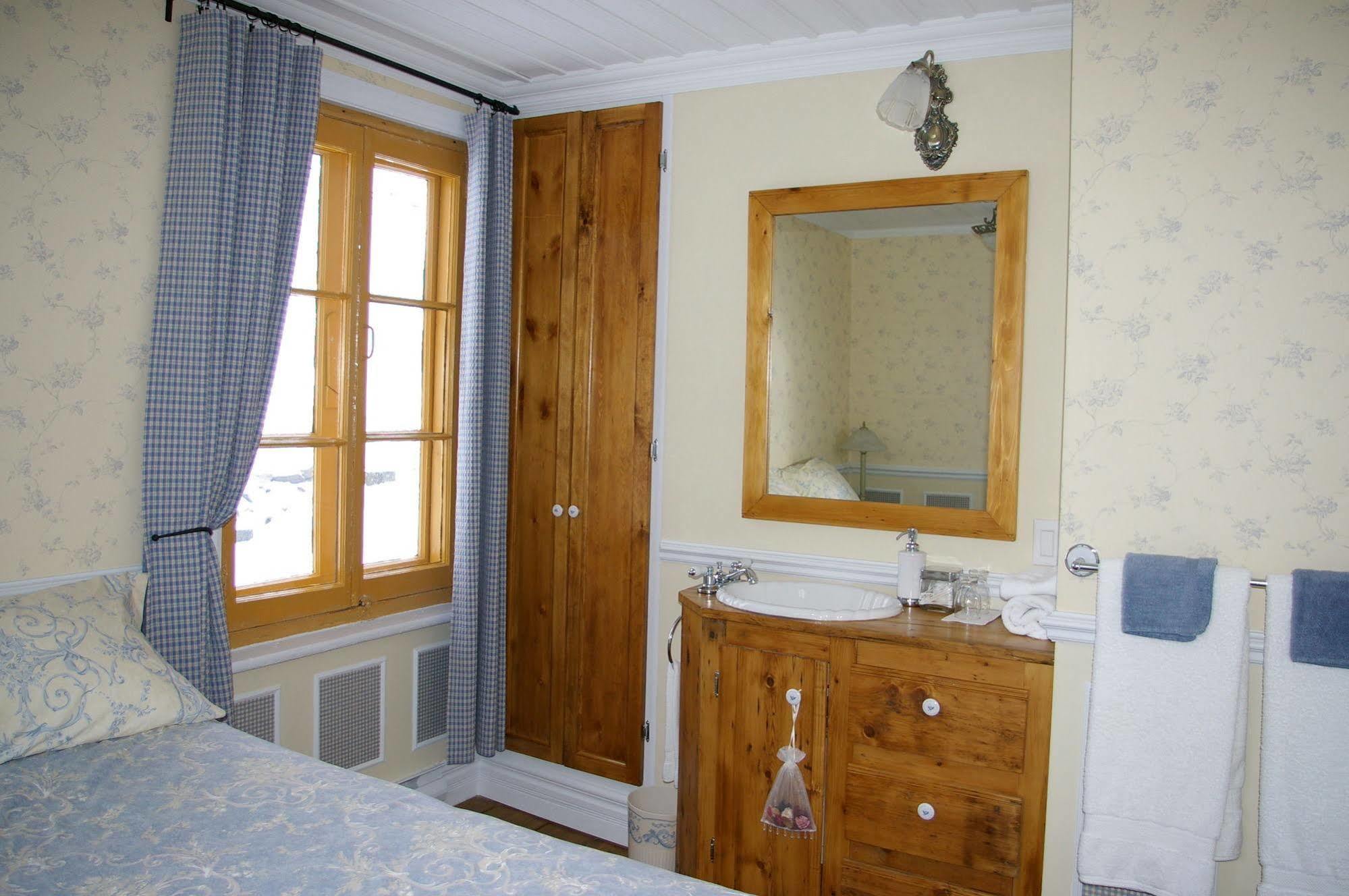 Auberge Du Maitre Forgeron โบเพร ภายนอก รูปภาพ