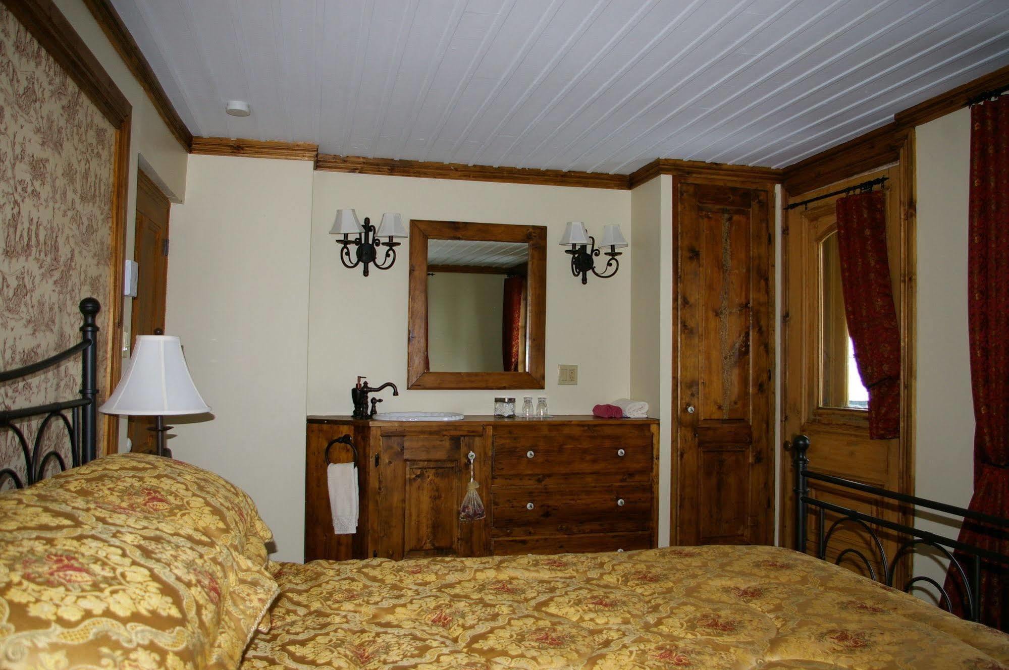 Auberge Du Maitre Forgeron โบเพร ภายนอก รูปภาพ